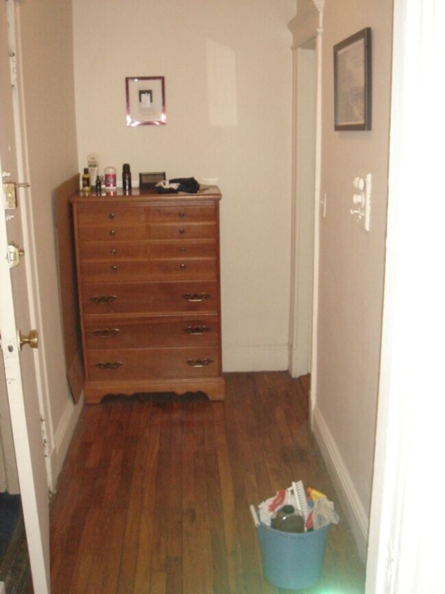 Building Photo - Sunny 3 fl Studio for August No Fee Seconds to B and C line Heat Hw Inc Students OK