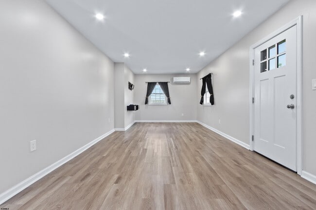 Building Photo - 203 E Plaza Pl
