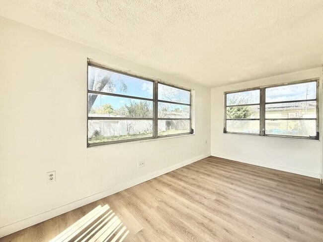 Building Photo - 12909 Kings Manor Ave