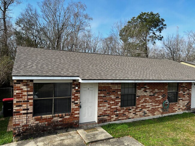 Building Photo - 405 Knollwood Cir