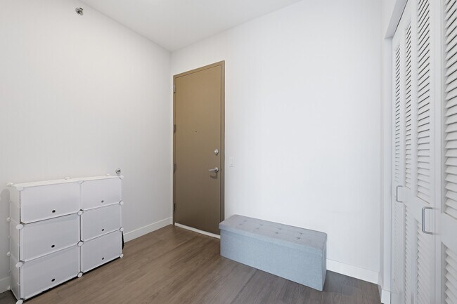 Building Photo - 1000 S Clark St