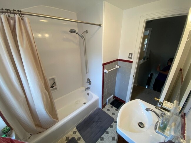 Building Photo - Two Bedroom in Castle Shannon! Central air - Garage - Laundry!