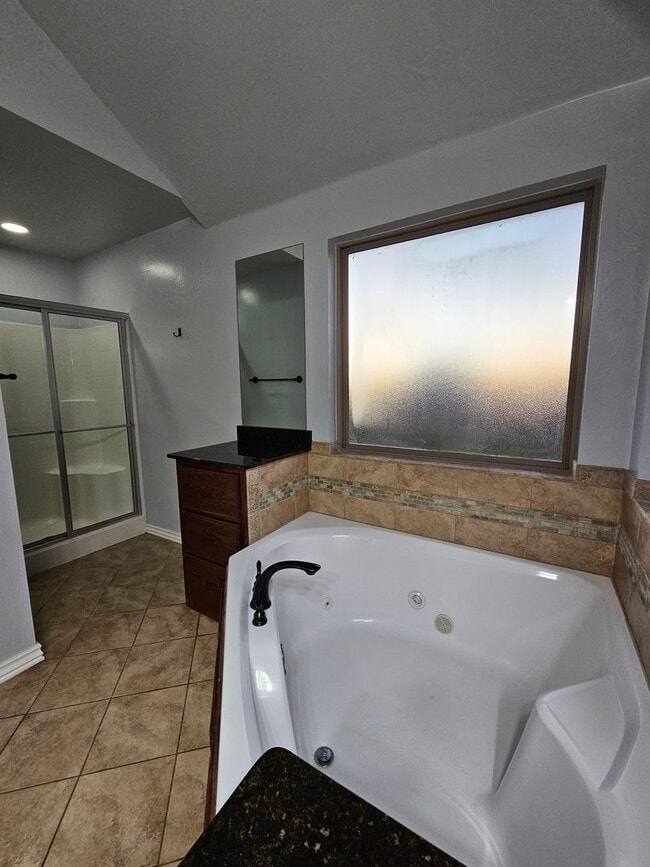 Building Photo - (4) Bed/(2) Bath in Winfield Addition OKC!