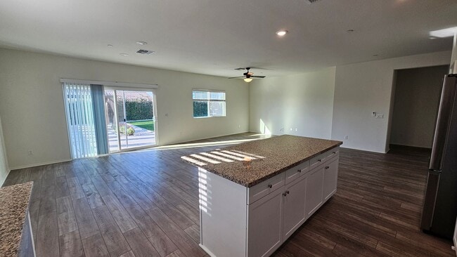 Building Photo - Modern 4 Bedroom Home in City in the Hills