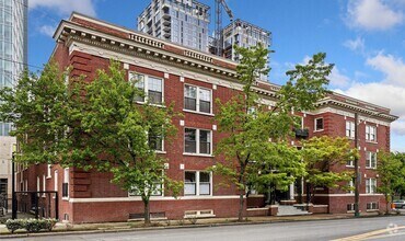 Building Photo - Spacious First Hill condo in the historic ...