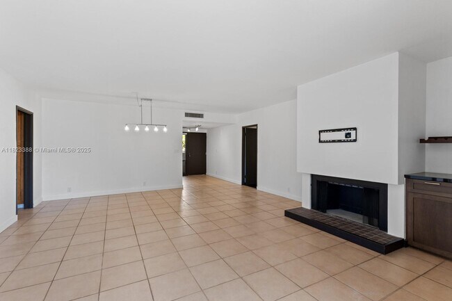 Building Photo - 161 Crandon Blvd