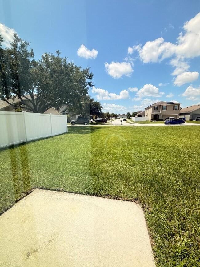 Building Photo - 4 Bedroom, 2 bathroom, spacious home in Winter Haven ...