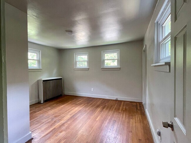 Building Photo - 1st Fl 2 Bed/1 Bath Wilkinsburg Unit