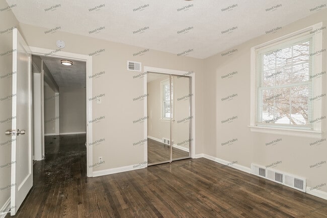 Building Photo - 1023 St Denis St