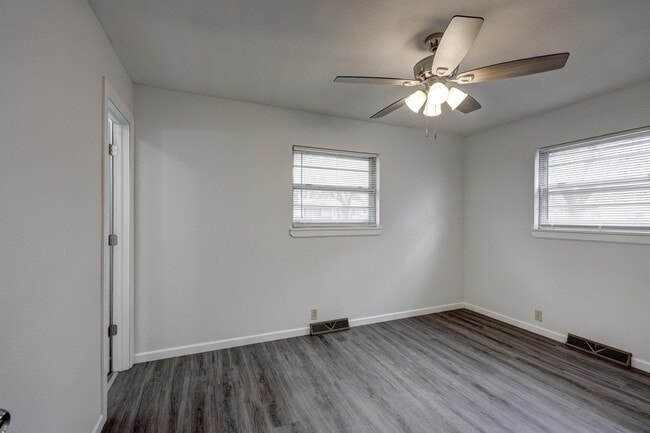 Building Photo - 2716 S Vermont Ave.