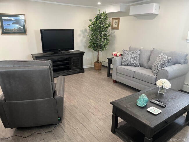 Building Photo - 321 W Walnut St