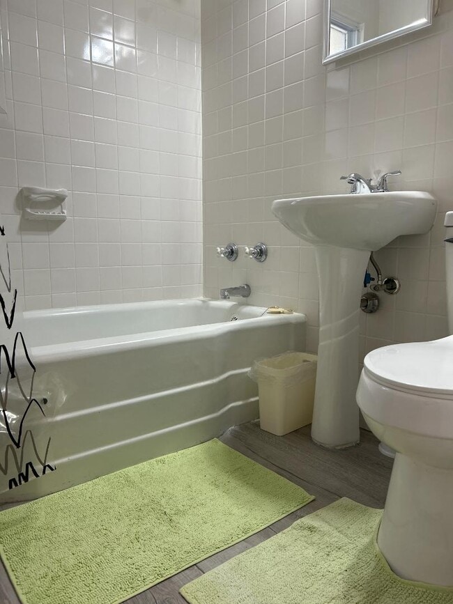 Building Photo - 1042 Peck Rd