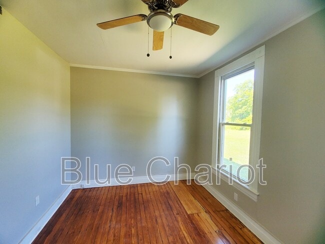 Building Photo - 303 Broad St W
