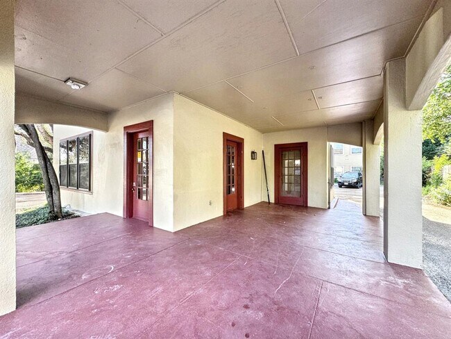 Building Photo - 410 Burleson St
