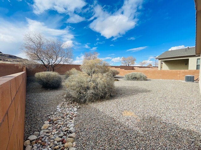 Building Photo - 3 bed 2 bath 1400 sq ft home