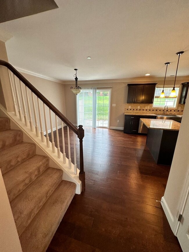 Building Photo - 2173 Versailles Dr