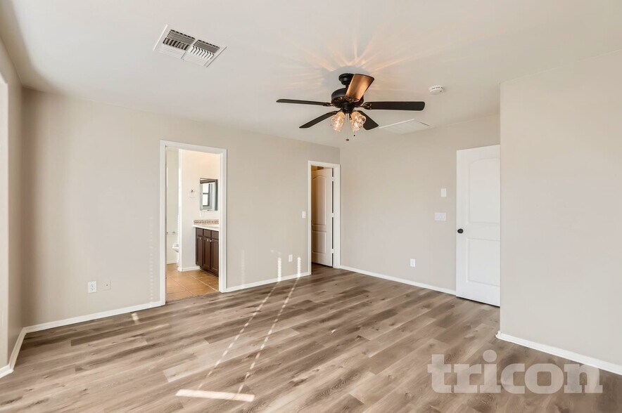 Building Photo - 25841 W Valley View Dr