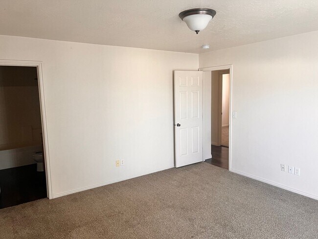 Building Photo - Charming 3-bedroom Home