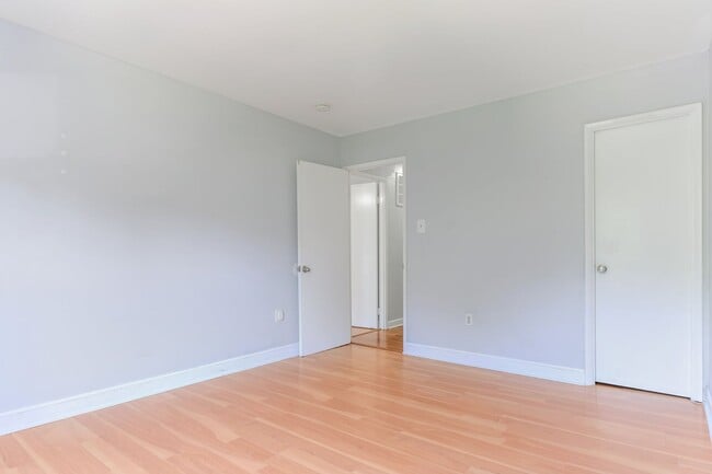 Building Photo - Move In Ready Townhome in Gaithersburg!