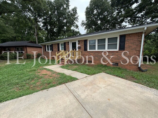 Building Photo - Newly Renovated 4 Bedroom Home with Hardwood Floors & Central A/C in Winston-Salem