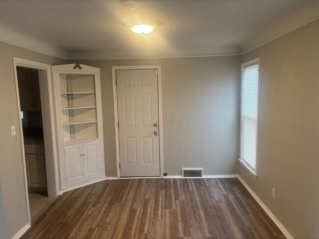 Building Photo - Move-In Ready 3BR Home w/ Fireplace, Garage & Basement – Cleveland