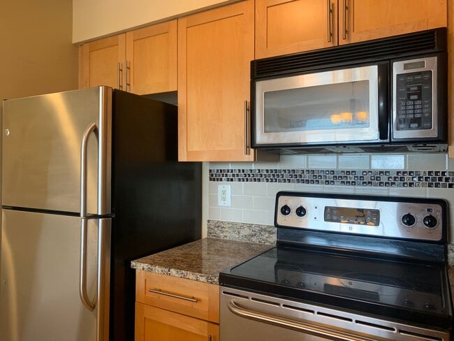 Building Photo - Rarely Available Penthouse 1BD/1BA in Gros...