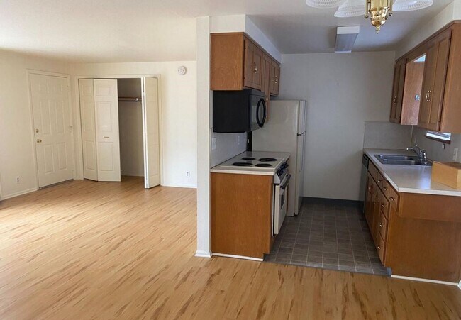 Building Photo - Smithoak Duplex