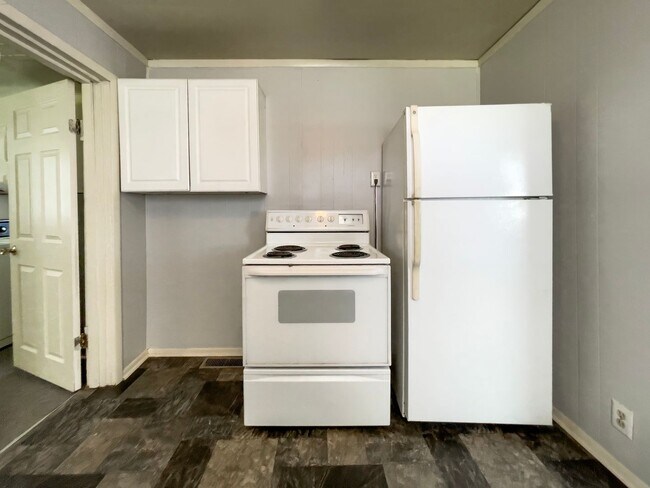 Building Photo - PRELEASING for AUGUST! Close to Campus