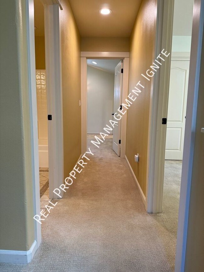 Building Photo - Immaculate Westside Home in the Pine Trees