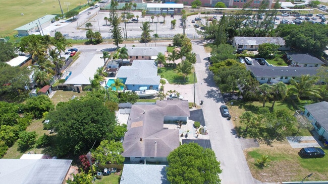 Building Photo - 2504 Oceanview Ave