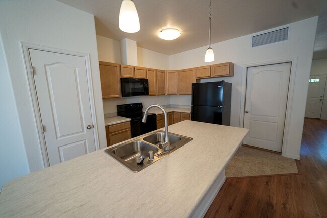 Building Photo - Perfect timing for fall semester! 3 Bedroom 1 1/2 Bath Townhome with Garage