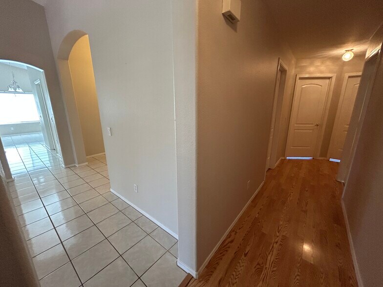 Building Photo - 7709 W Wahalla Ln
