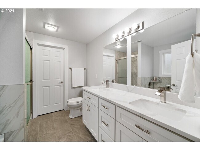 Building Photo - 4 Bedroom 2.5 Bath Home Recently Updated with Modern Finishes