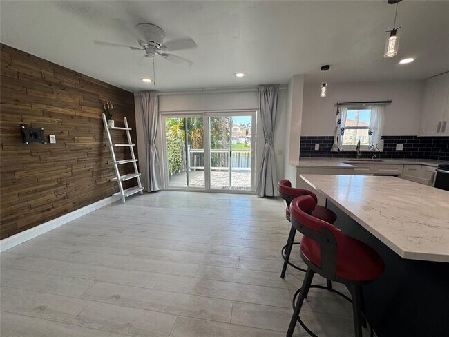 Building Photo - 7481 Santa Monica Dr