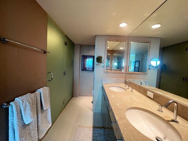 Building Photo - Luxurious Penthouse Living in Downtown Honolulu!