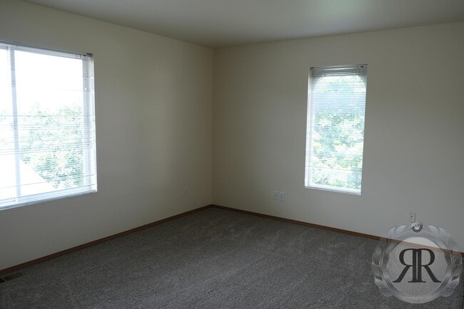 Building Photo - 2 Bedroom, 1 1/2 Bath Townhouse - Move In Ready!