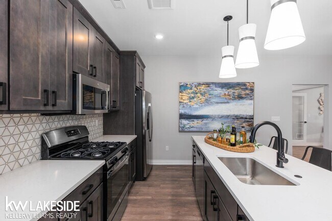 Building Photo - 5670 Lakeway Dr