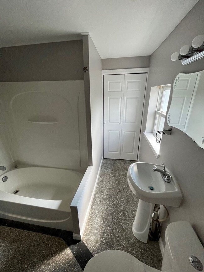 Building Photo - 2 BR Home Available in Allentown, PA