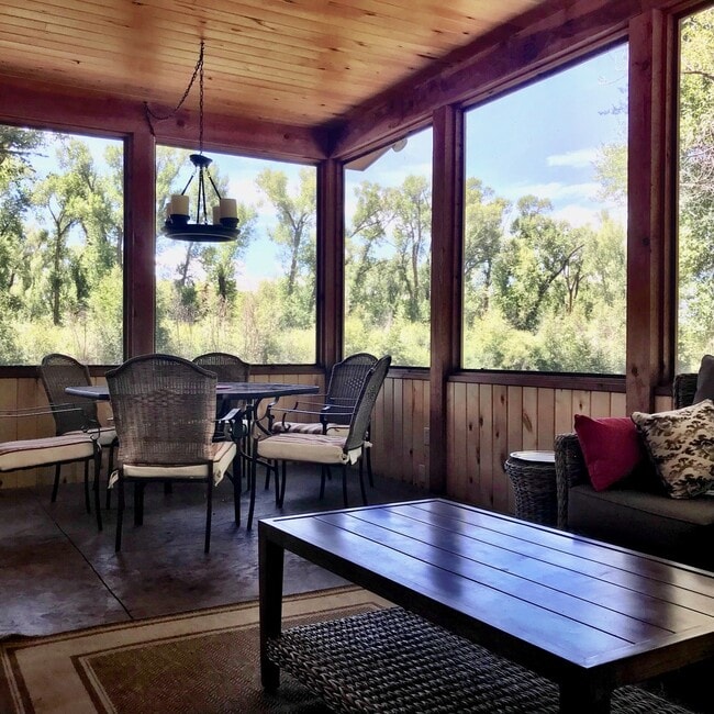 Building Photo - 3 Bedroom home on the river