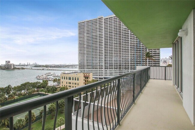 Building Photo - 1756 N Bayshore Dr