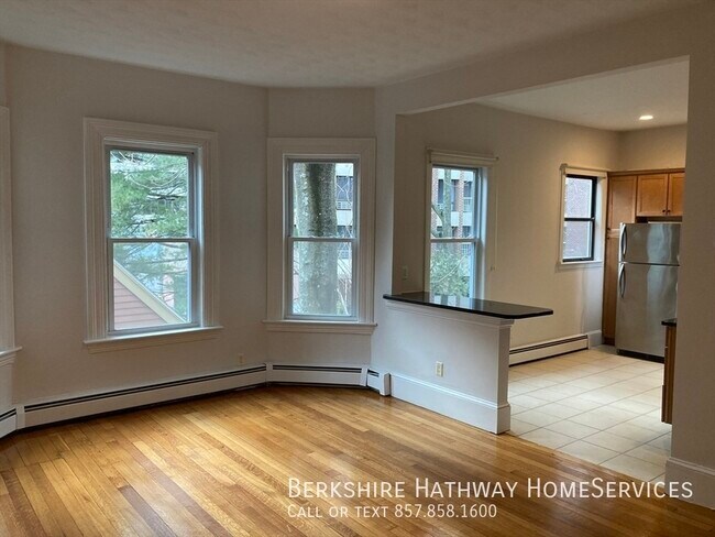 Building Photo - 14 Trowbridge St