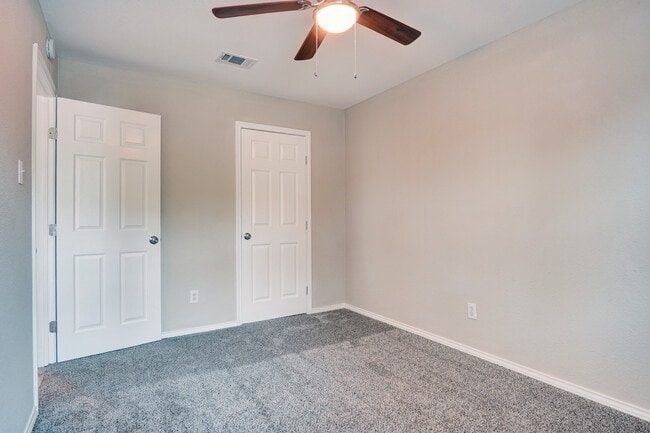 Building Photo - 2402 Ozark Dr