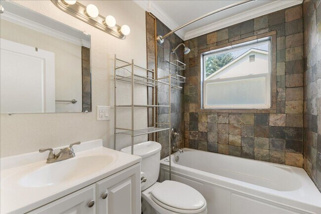 Building Photo - Remodeled 5 Bedroom Home Close to Boise St...