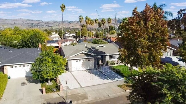 Building Photo - 1718 Vista Glen Dr