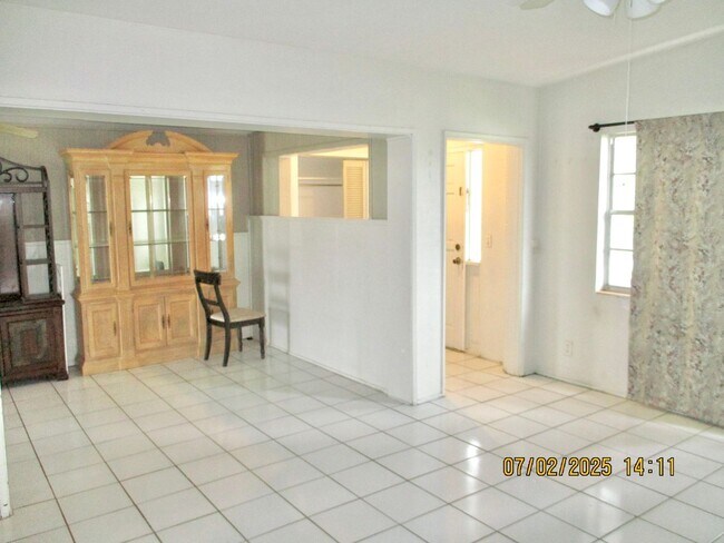 Building Photo - Spacious 3-Bedroom, 2-Bathroom Home in Des...