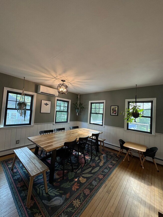Building Photo - Cozy 3-Bedroom 1.5 -Bathroom Home with Fen...