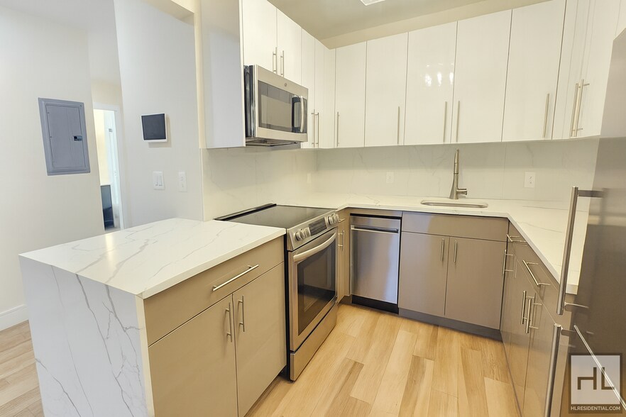 Building Photo - Beautiful 1-Bedroom Apartment — Modern Fin...