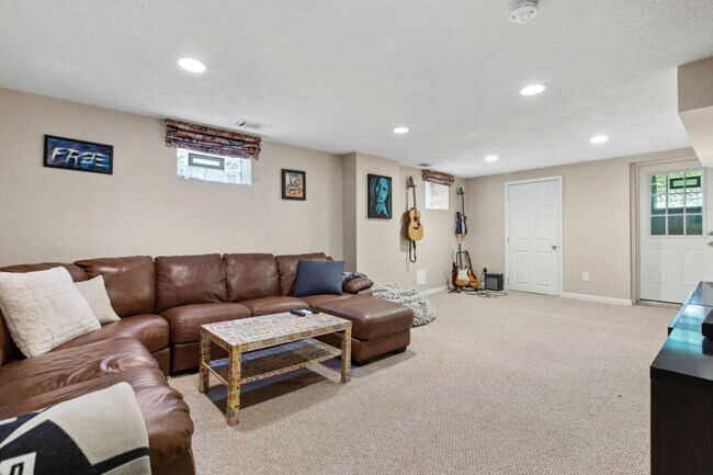 Building Photo - *Beautifully Updated & Spacious 4BD/4BA Si...