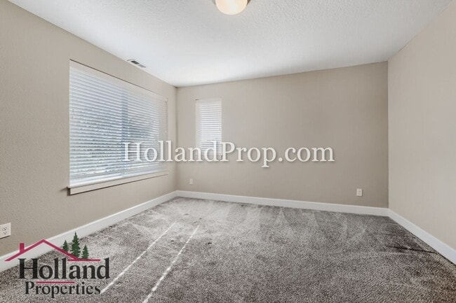 Building Photo - Beautiful 3-Bedroom Home with Fireplace, Modern Kitchen & Private Backyard in Hillsboro