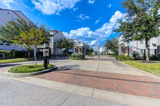 Building Photo - 2661 Fountain Key Blvd